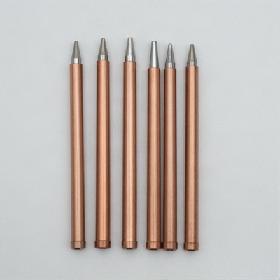 Ilustración del catálogo 2026 para 18205L: Electrode 35A for PT-31 Torch (Long). No representa necesariamente el modelo exacto.